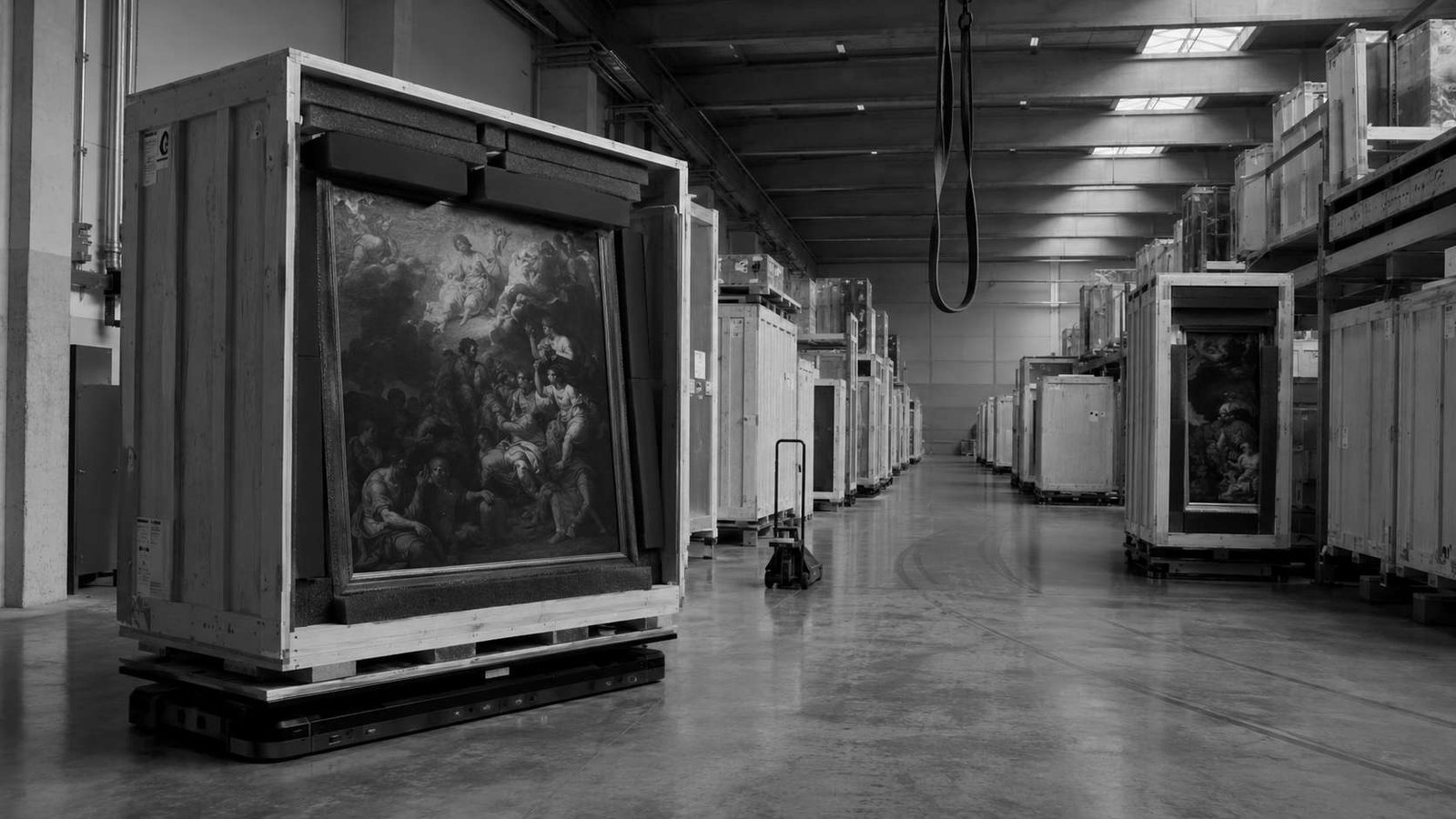 Dipinto antico in una cassa da trasporto all’interno di un deposito d’arte climatizzato